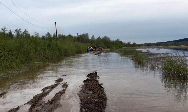 В Прикамье затопило дорогу из-за сброса воды на Камской ГЭС