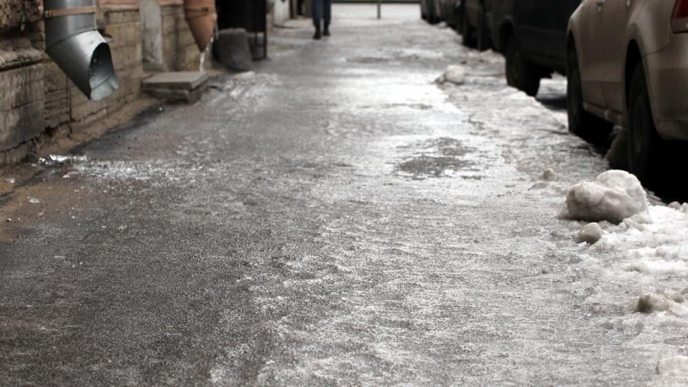 Из-за ледяного дождя в Перми все силы бросят на уборку тротуаров