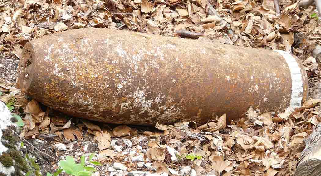 Пермячка нашла артиллерийский снаряд у себя в огороде