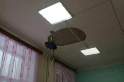 В Пермском крае в школе во время урока на ученика упал кусок штукатурки