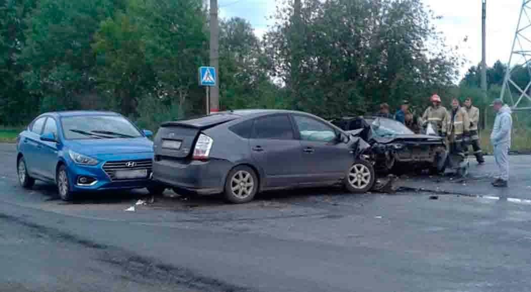 В Перми в ДТП столкнулись три иномарки, пострадали два человека
