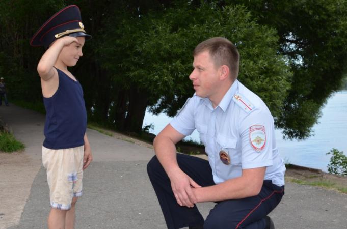 В Прикамье полицейский спас из горящего дома 8-летнего мальчика