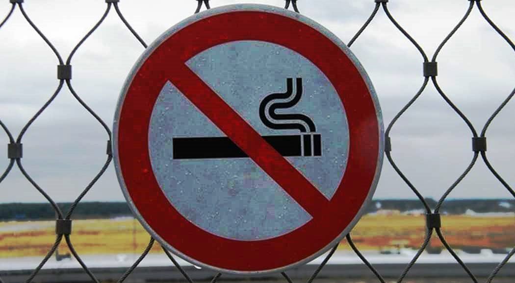 Правительство отказалось запрещать россиянам курить у подъездов