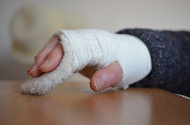 Управляющая компания заплатит женщине за перелом руки в Перми