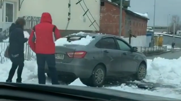 В Перми упавший с крыши снег повредил автомобиль