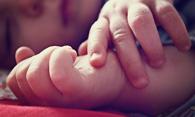 В Перми мать оставила новорожденного младенца в подъезде дома под лестницей