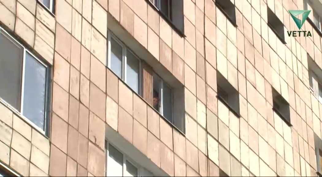 В Березниках 2-летний ребенок выпал из окна многоэтажки