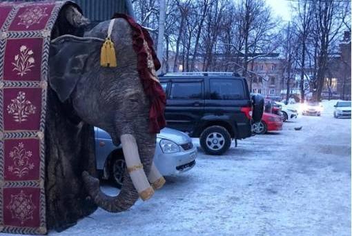 У пермского оперного припаркован слон