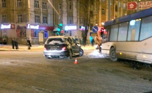 В Перми автобус столкнулся с двумя иномарками