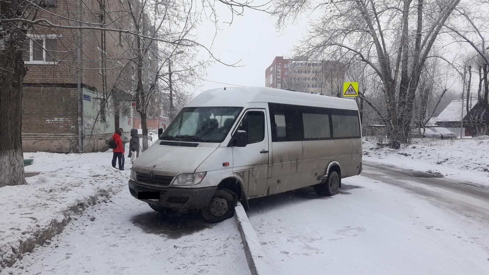 В Перми микроавтобус вылетел на тротуар. Пострадал ребенок