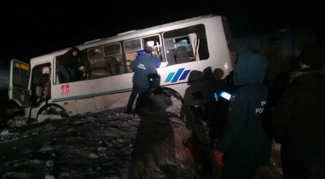 В Прикамье автобус врезался в КамАЗ, 3 человека погибли