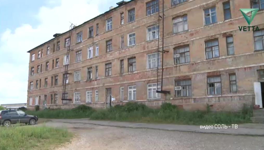 В Соликамске разрушается жилой аварийный дом