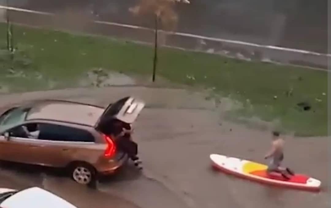 В Перми ГИБДД наказала прокатившегося на сапборде по затопленной улице