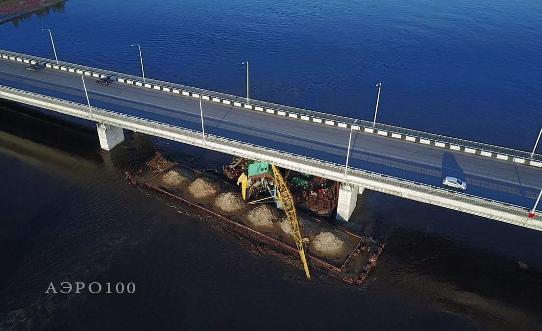 В Пермском крае баржа с краном врезалась в мост