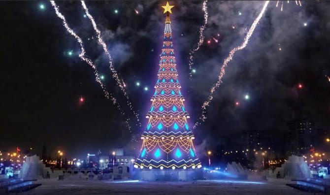 В Перми на эспланаде начали устанавливать новогоднюю елку