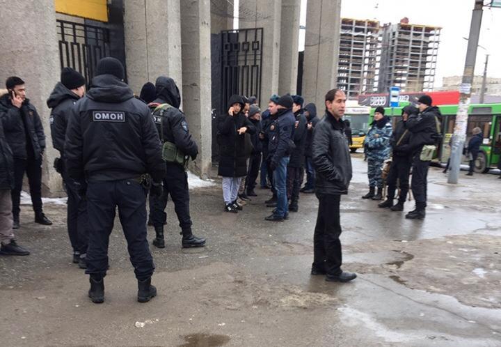 Полицейские с автоматами оцепили Центральный рынок Перми
