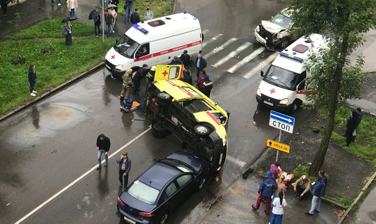 В Перми после ДТП перевернулась машина скорой помощи