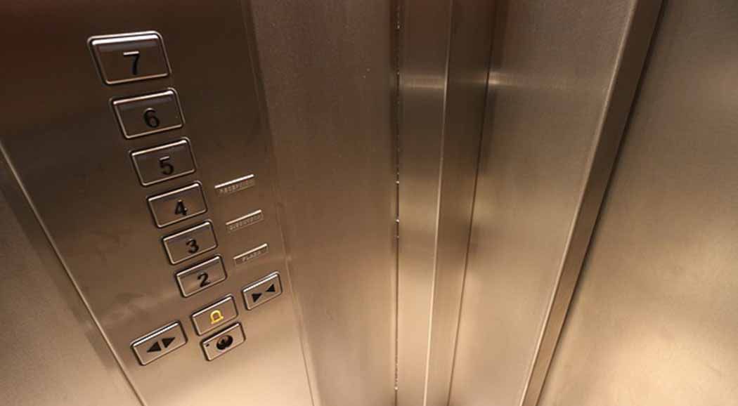 В Череповце вычислили вандалов, которые разгромили лифт