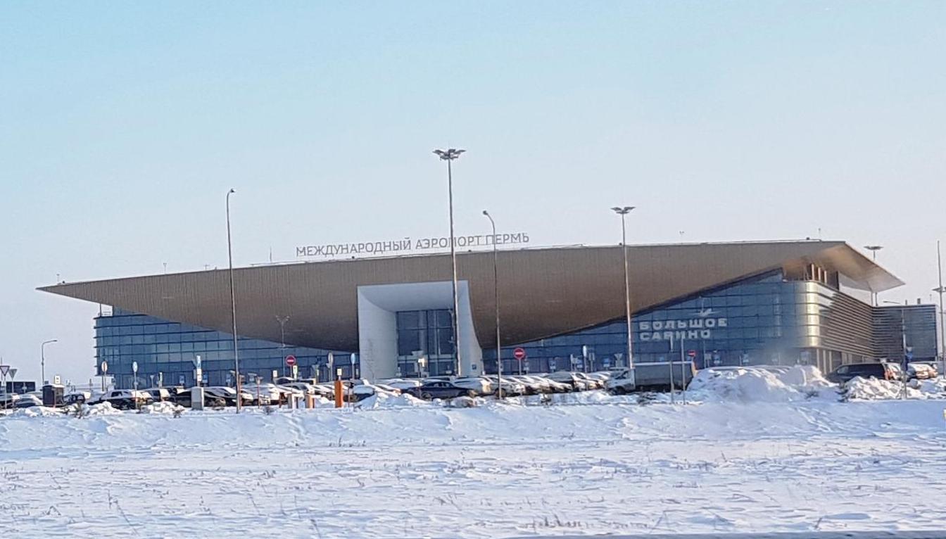 Сильный снегопад парализовал работу аэропорта Перми