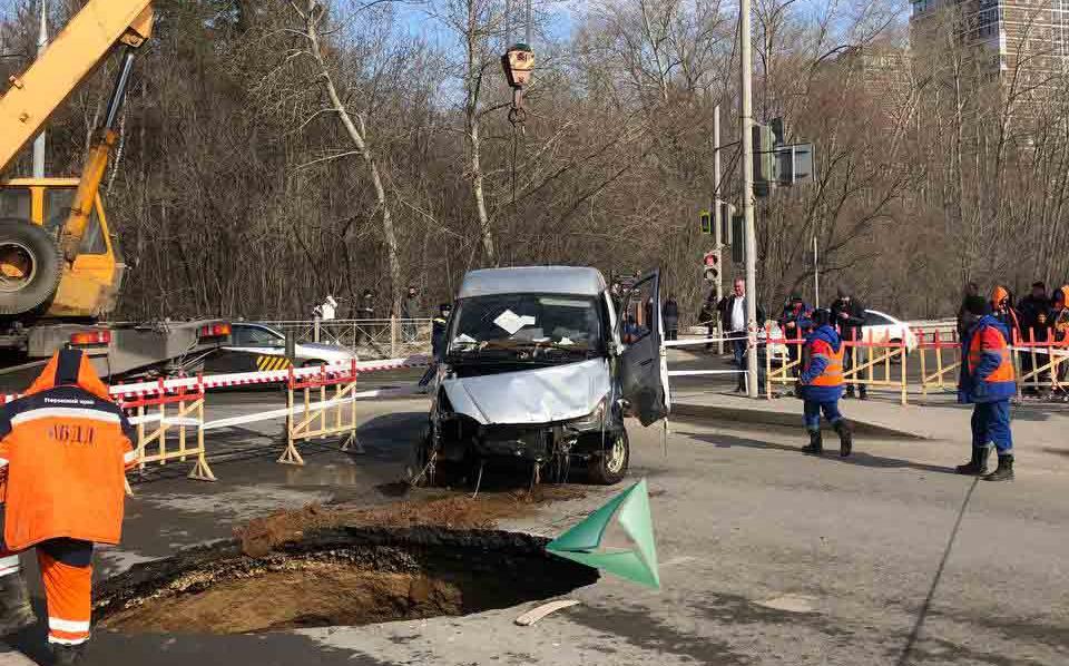 В Перми на улице Подлесной извлекли автомобиль из ямы