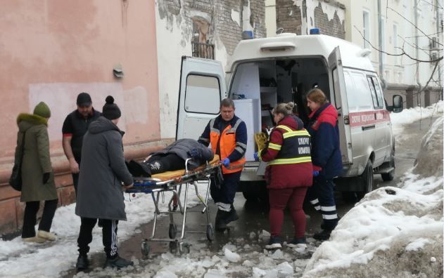 В Березниках на идущую по тротуару женщину 21 марта упала глыба льда