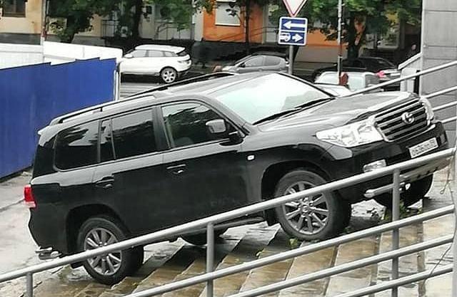 В Перми водитель внедорожника припарковался на ступенях торгового центра