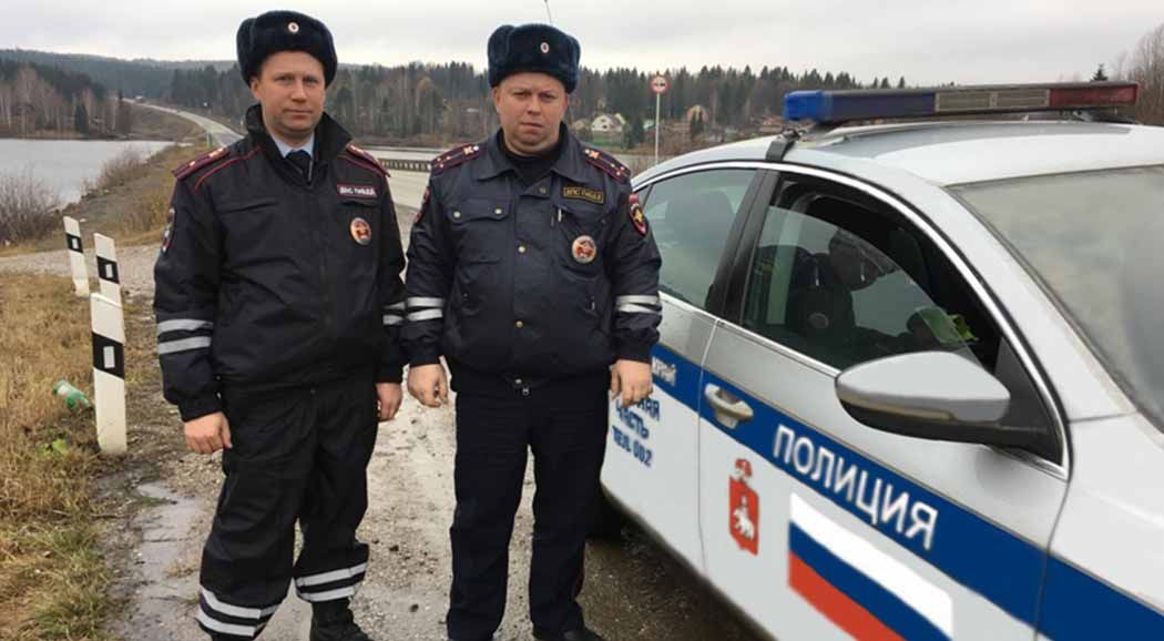 В Пермском крае сотрудники ГИБДД спасли рыбаков, которые упали в воду