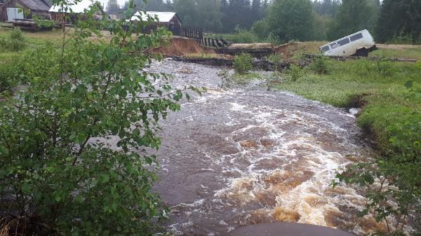 В Прикамье из-за сильных дождей размыло участок дороги