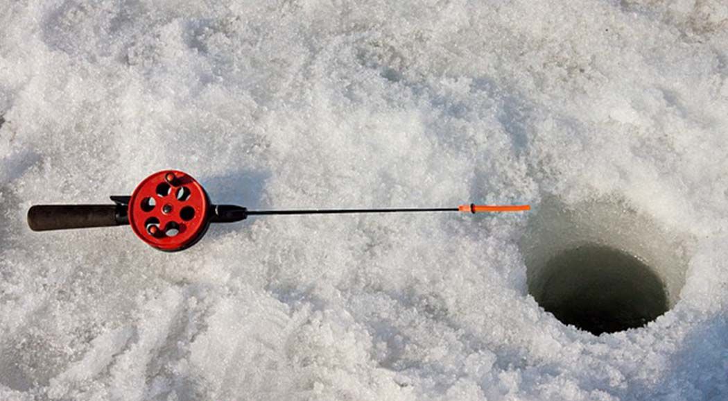 В Прикамье спасли 62-летнего рыбака, который провалился под лед