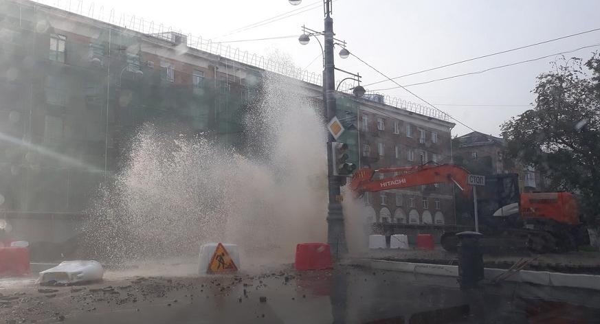 В Перми 16 июля из-за коммунальной аварии забил фонтан