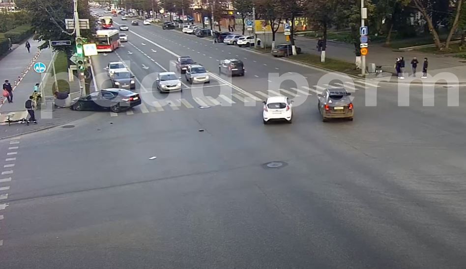 В Перми иномарка после ДТП вылетела на тротуар и сбила женщину