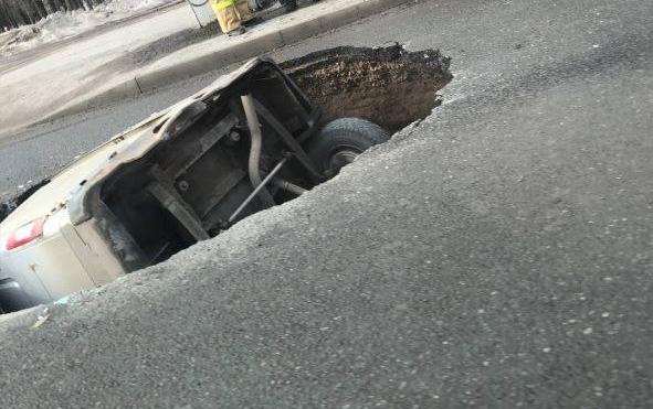 В Перми на улице Подлесной автомобиль полностью провалился под асфальт