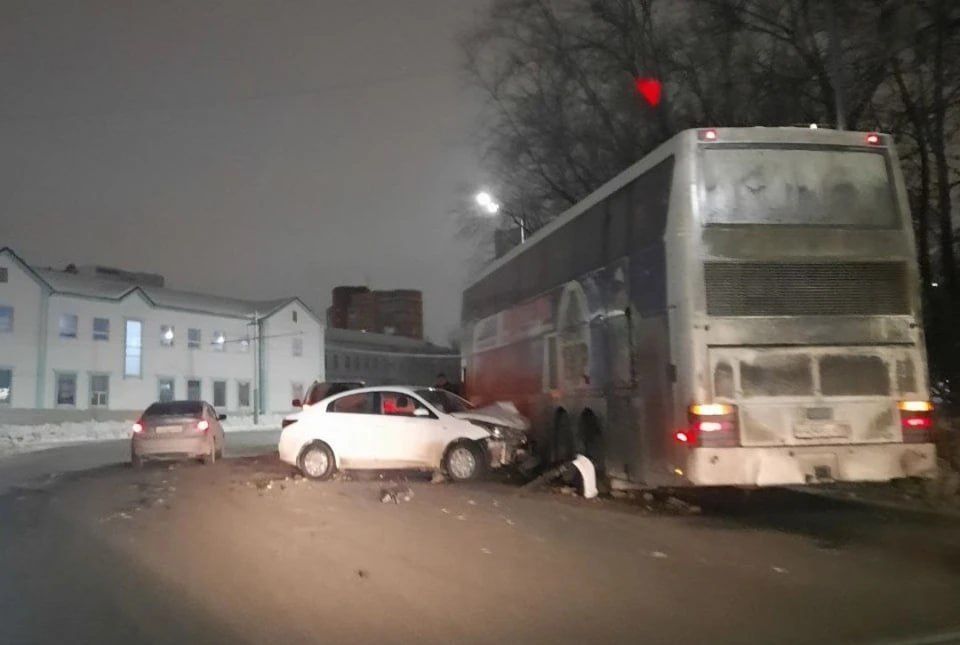 В ДТП с участием автобуса и скорой помощи пострадали 2 человека