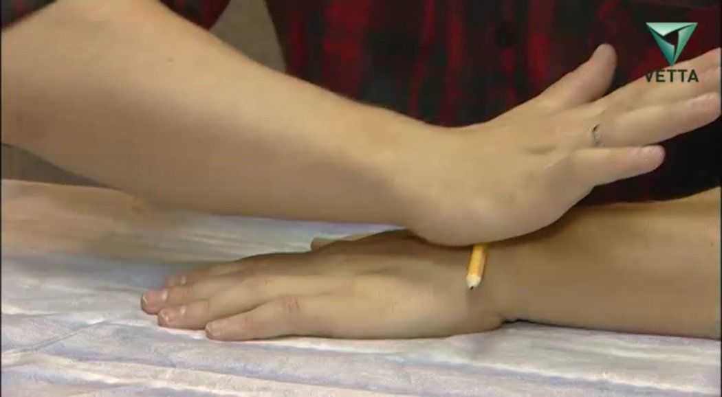 Комплекс лфк для лучезапястного сустава. Массаж кистей. Массаж лучезапястного сустава. Массаж при артрите пальцев руки. Массаж для артроза лучезапястного сустава.
