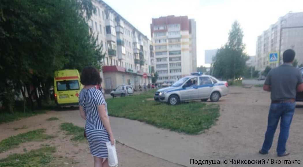 Четырехлетняя девочка выпала из окна пятого этажа в Чайковском