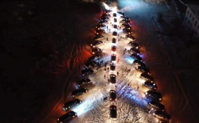 В Пермском крае водители выстроились на своих машинах в рождественскую ель