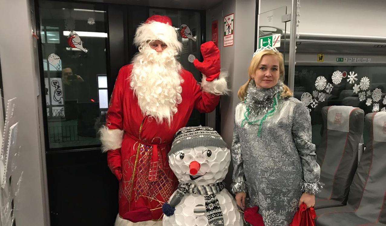 Пассажиров пермских электричек поздравил Дед Мороз
