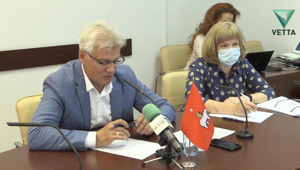 Депутат гордумы провел прямую линию по вопросам ЖКХ