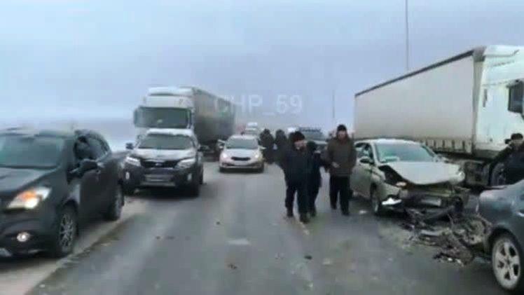 Массовая авария парализовала движение на трассе в Прикамье