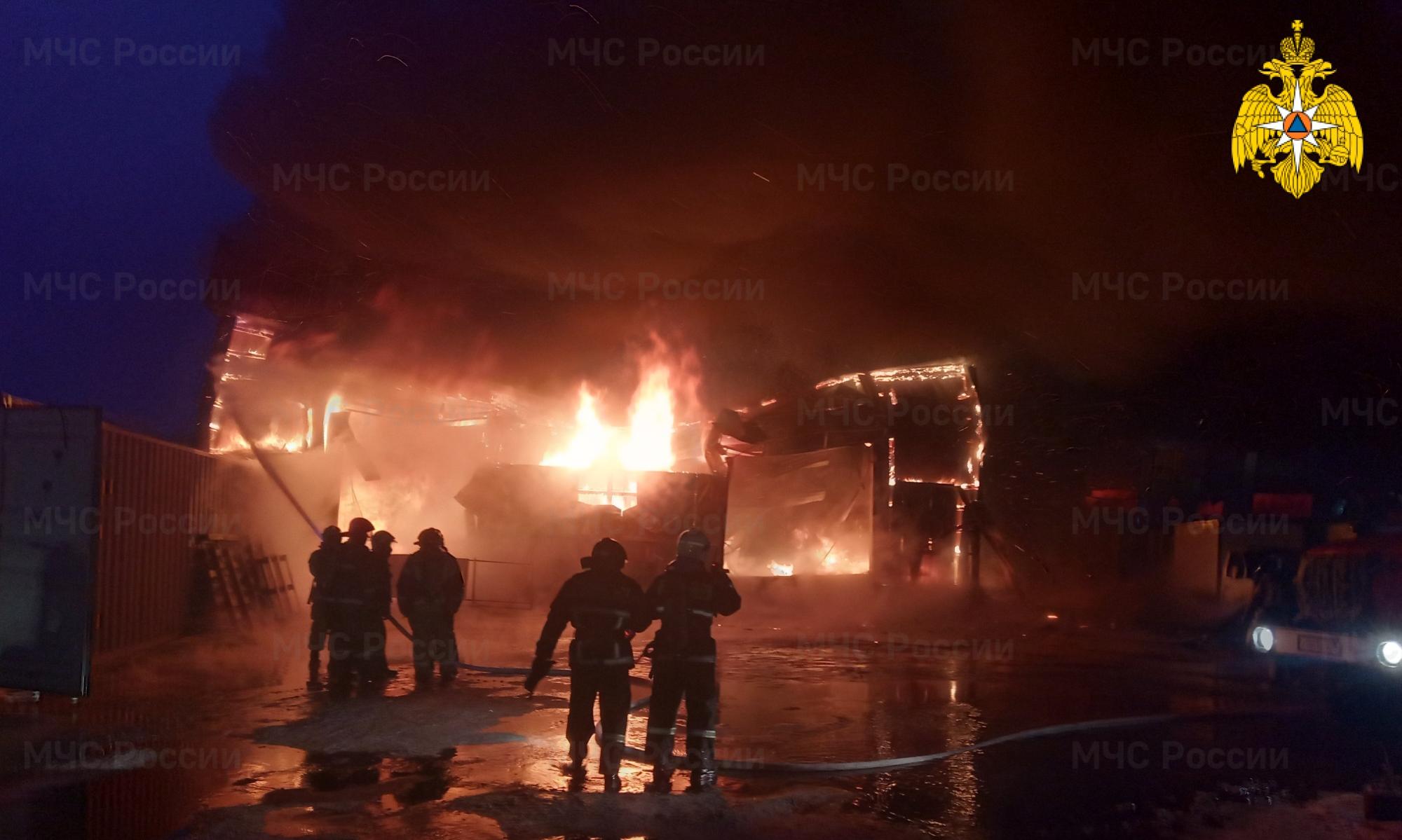 В Перми горело здание автосервиса на площади 800 кв. метров 