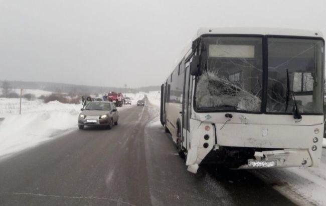 В Прикамье при столкновении автобуса и иномарки погиб человек