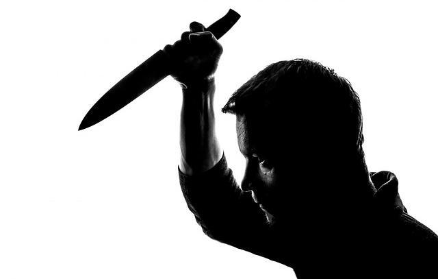 В Прикамье мужчина порезал ножом двух молодых людей