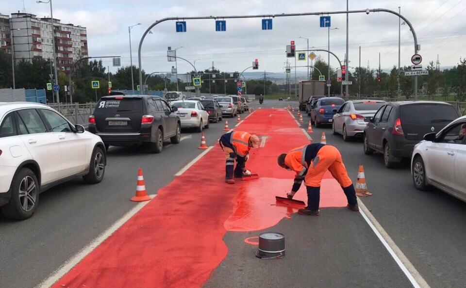 В Перми на улице Героев Хасана на дорогу наносят красное покрытие