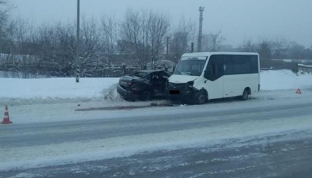 В Перми водитель иномарки после столкновения с автобусом госпитализирован