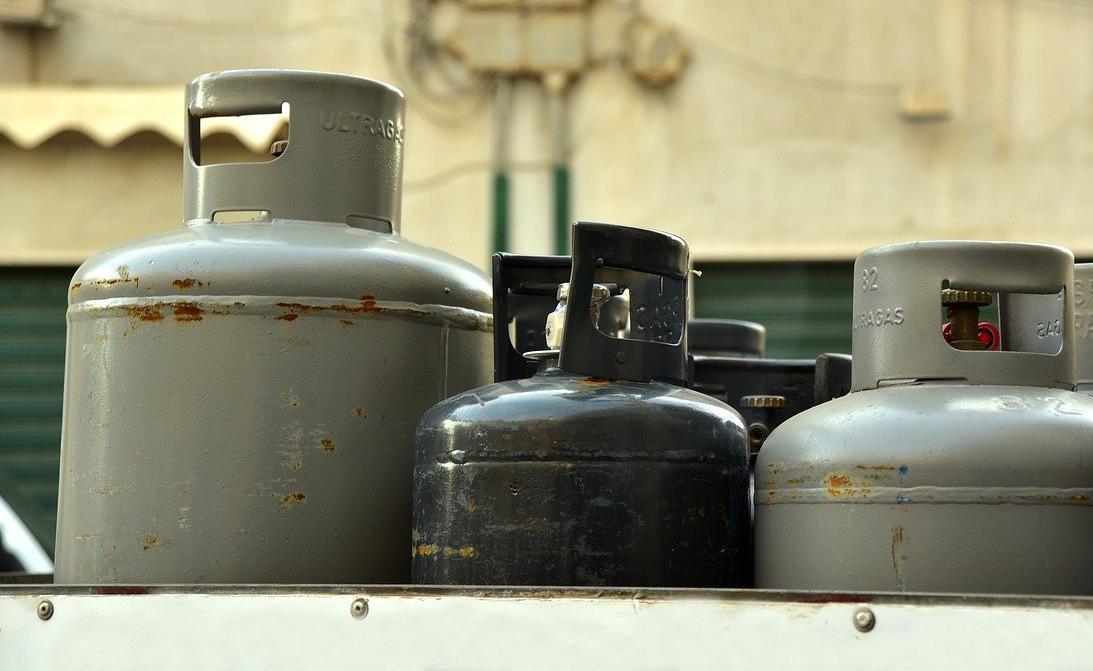 В Перми пожарные предотвратили взрыв газовых баллонов в доме