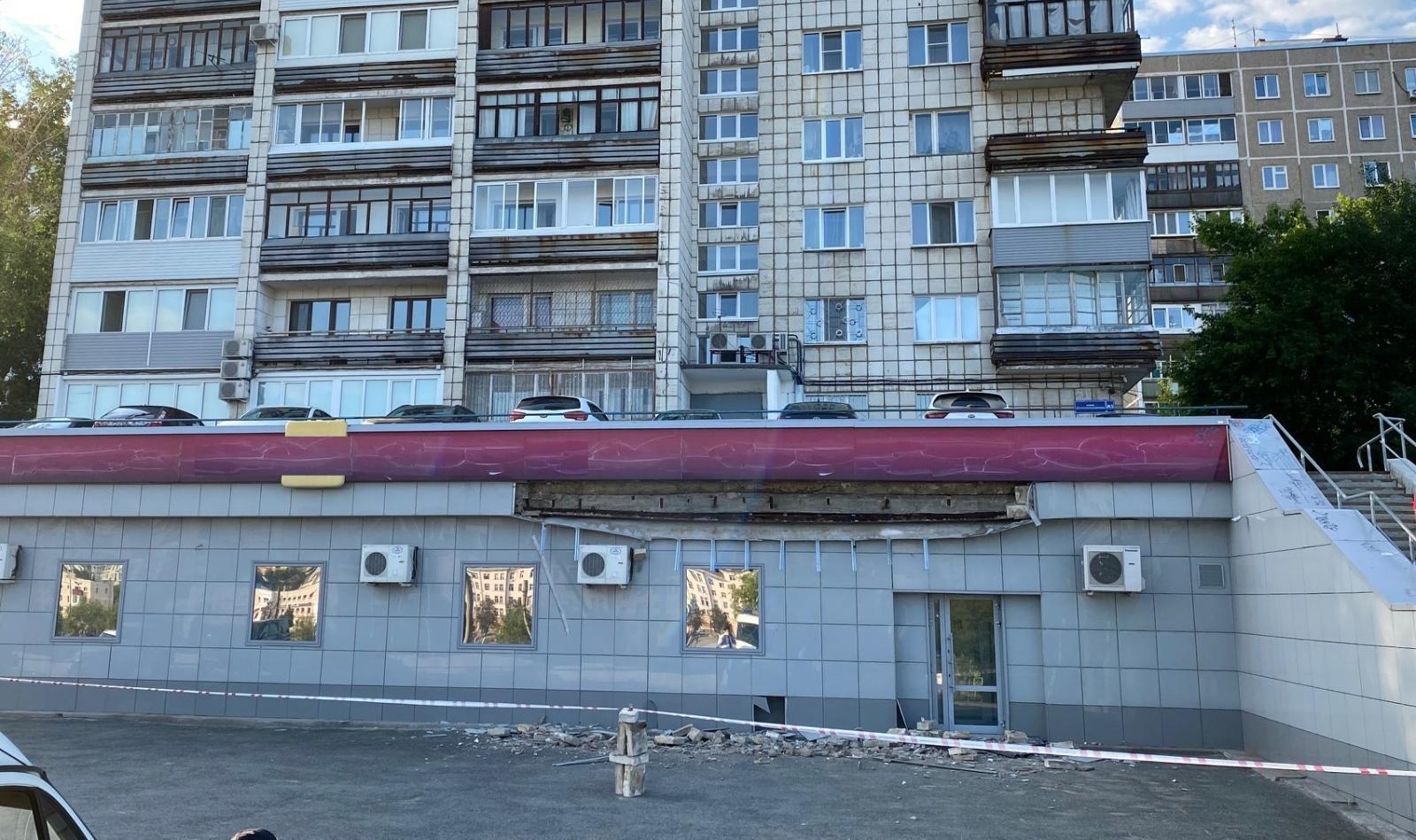В центре Перми на мужчину рухнула часть фасада здания