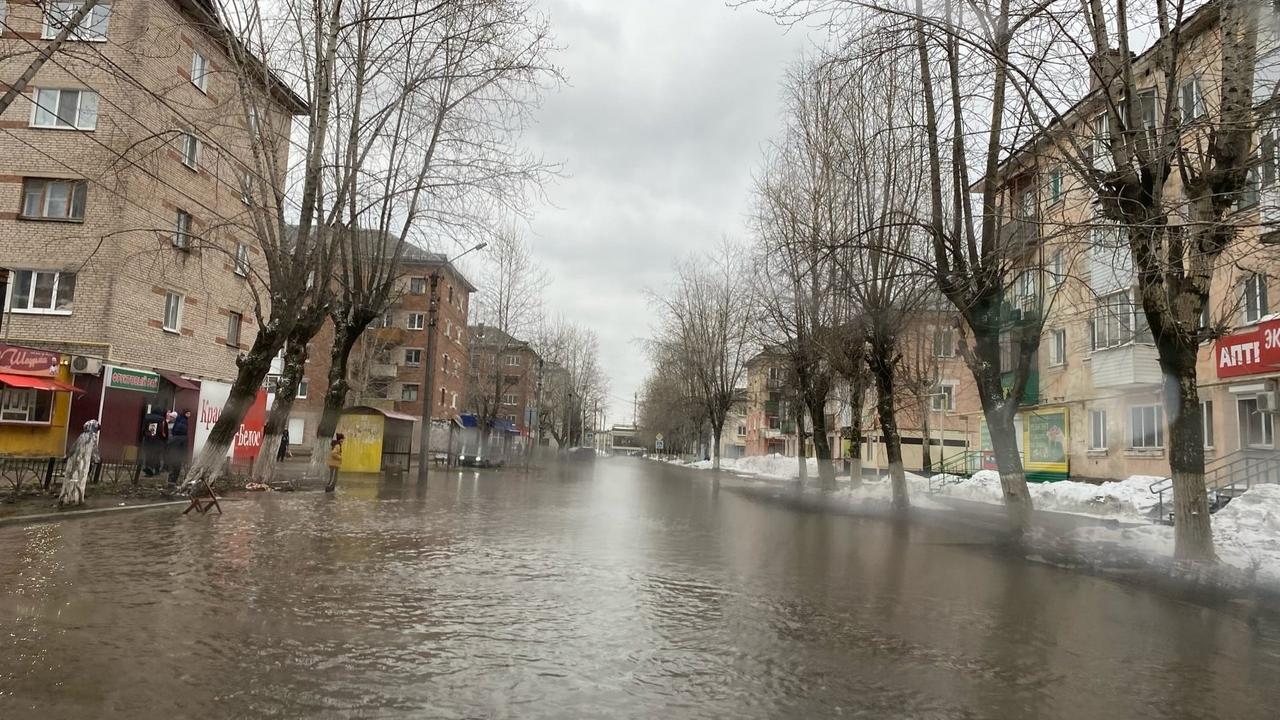 В Пермском крае улицы поселка Яйва затопило водой