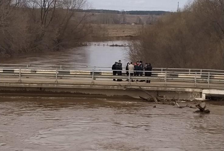 В Прикамье из-за подъема воды в реке подтопило мост
