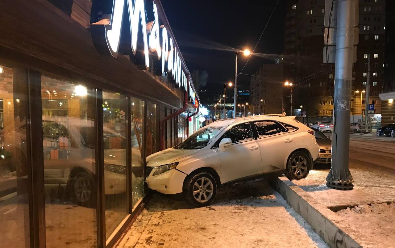 В Перми автомобиль врезался в витрину винного магазина