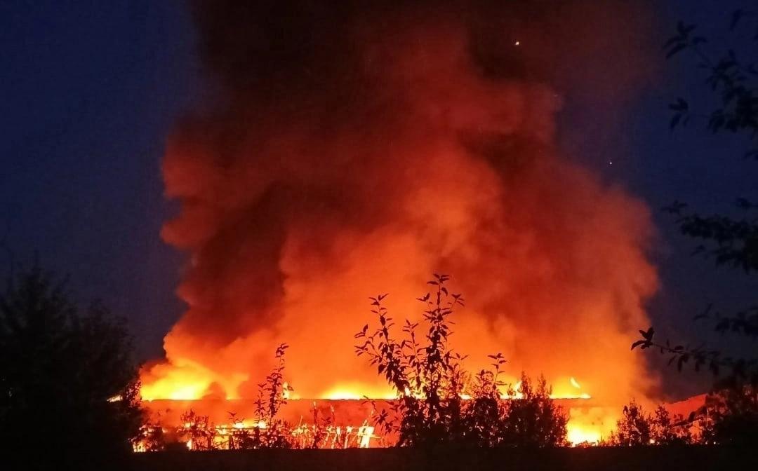 В Александровске произошел крупный пожар в заброшенном здании